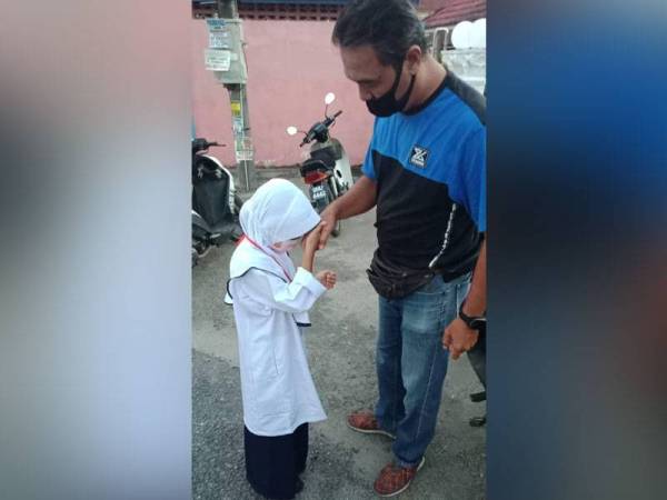 Zahra sempat bersalam dengan bapanya sebelum melangkah masuk ke sekolah untuk memulakan sesi pembelajaran.