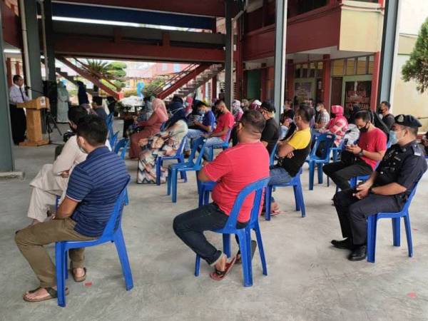 Mahmuzir (kiri) ketika menyampaikan taklimat kepada ibu bapa dan waris Tahun Satu pada hari pertama persekolahan di Sekolah Kebangsaan Haji Mohd Shariff, Alor Setar, Kedah.