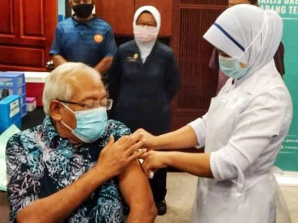 Mahdzir menerima suntikan vaksin Covid-19 di Majlis Daerah Padang Terap di sini pada Isnin.