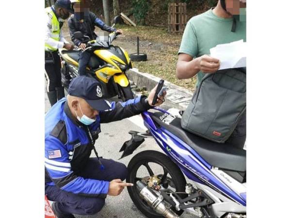 Polis menahan salah seorang pemilik motosikal jenis Yamaha Y15 dalam operasi di Jalan Duta, Kuala Lumpur pada Isnin, atas kesalahan penggunaan ekzos bising yang keterlaluan.