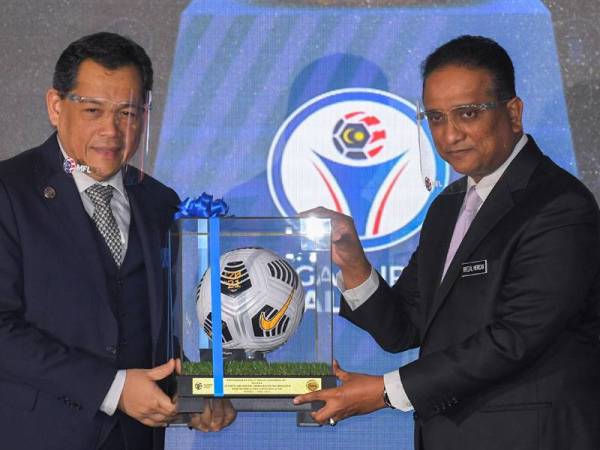 Menteri Belia dan Sukan,Datuk Seri Reezal Merican Naina Merican (kanan) menerima cenderahati daripada Presiden Liga Bola Sepak Malaysia (MFL),Datuk Hamidin Mohd Amin selepas merasmikan majlis pelancaran Liga Malaysia 2021 pada Isnin. - Foto Bernama