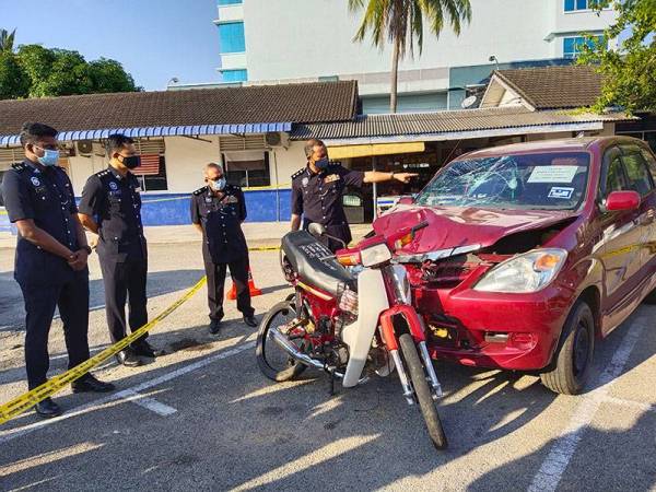 Mohamad Noor menunjukkan keadaan kedua-dua kenderaan yang terlibat dalam kemalangan di Jalan Kuantan-Kampung Padang di sini, awal pagi pada Isnin