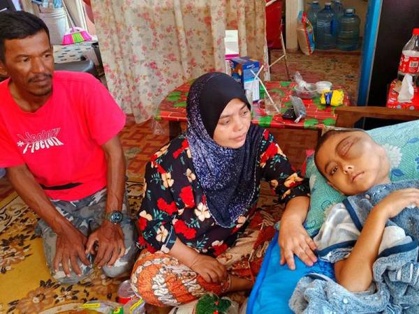 Ahmad Saifullah sentiasa ditemani ibu dan bapanya di rumah mereka di Lorong Kubur Alor Pasir, Kampung Repek, Rantau Panjang.