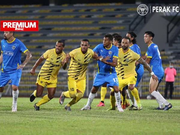 Aksi De Paula ketika Perak FC menentang Penang FC pada perlawanan persahabatan Ahad lalu. - Foto FB Perak FC