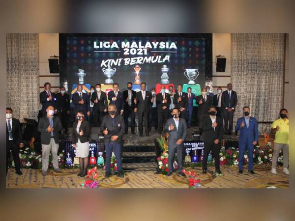 Reezal Merican bersama Hamidin dan Ahli Majlis MFL pada Majlis Pelancaran Liga-M 2021 di Putrajaya pada Isnin.