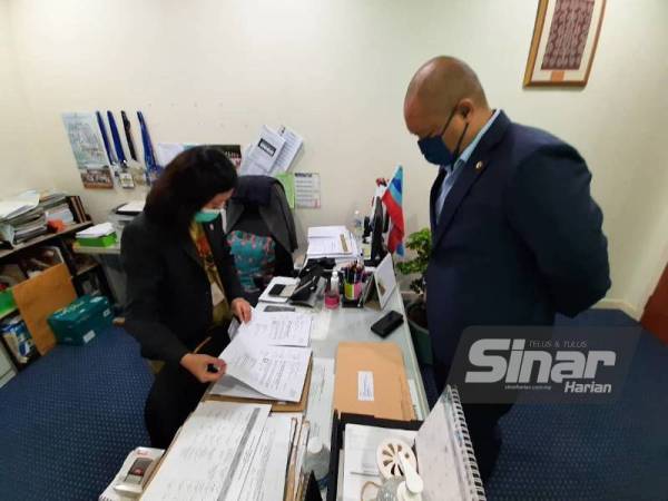 Loretto menyampaikan surat peletakan jawatan ADUN Sebatik, Hassan A Gani Pg Amir di pejabat Speaker DUN Sabah, di Bangunan DUN, Kota Kinabalu pada Selasa.