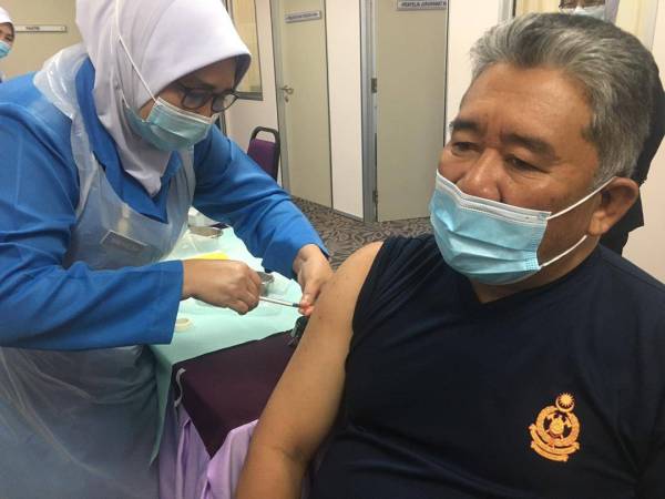 MD Hilman menerima suntikan vaksin Covid-19 di Klinik Kesihatan Manir, Kuala Terengganu pada Selasa