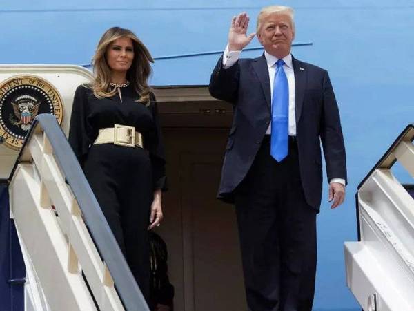 Gambar fail menunjukkan bekas Presiden Amerika Syarikat, Donald Trump dan isterinya, Melania. - Foto AFP