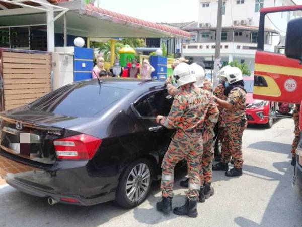 Kanak-kanak perempuan yang terperangkap di dalam kereta ibu bapanya di Bayan Lepas berjaya diselamatkan tengahari Selasa.