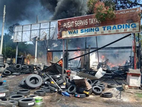 Kedai tayar musnah seratus peratus dalam kejadian kebakaran di Kampung Awah,Maran pada Selasa. -Foto ihsan bomba