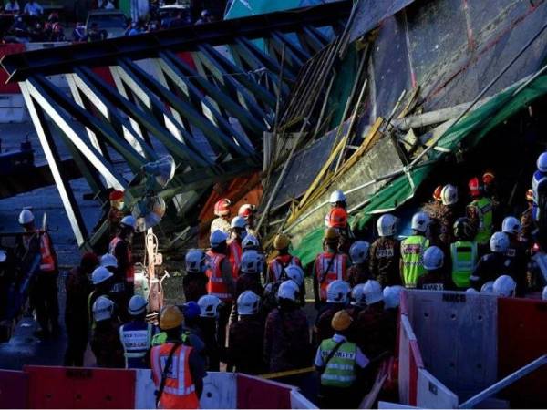 Dalam kejadian pada jam 6 petang pada Rabu, runtuhan perancah besi itu menghempap sebuah van kilang yang melalui lokasi tersebut. - Foto Bernama