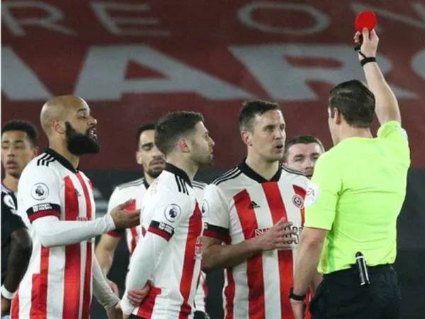 Sheffield United terpaksa beraksi dengan 10 pemain apabila Phil Jagielka diperintahkan keluar padang pada minit ke-57 kerana didakwa mengasari penyerang Aston Villa, Anwar El Ghazi. - Foto Getty Images