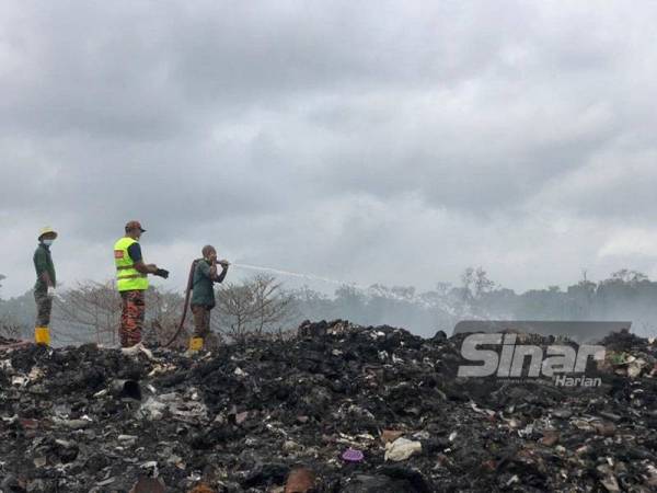 Usaha memadam kebakaran giat dijalankan anggota bomba dibantu tujuh agensi termasuk Majlis Daerah Tumpat, Jabatan Sukarelawan Malaysia (Rela) dan Jabatan Pertahanan Malaysia (JPAM).