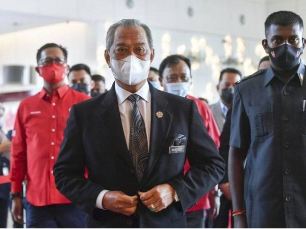 Muhyiddin ketika tiba bagi mempengerusikan Mesyuarat Majlis Pimpinan Tertinggi Bersatu di Putrajaya pada Khamis. - Foto Bernama