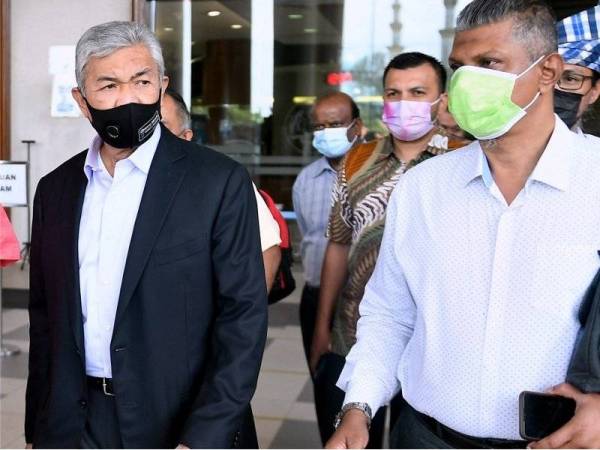 Ahmad Zahid (kiri) hadir pada prosiding sambung bicara kesnya di Mahkamah Tinggi pada Khamis.  - Foto Bernama