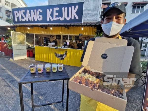 Muhammad Khairul Amir menunjukkan produk yang dihasilkan di premisnya yang beroperasi di Flat Awam Padang Hiliran di Kuala Terengganu.