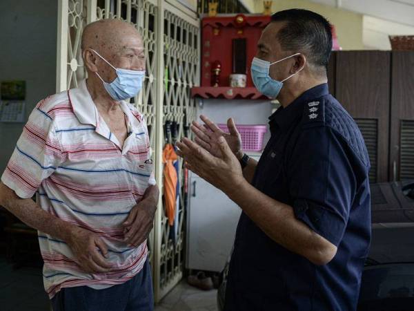 Razali melawat Tee Siang di Taman Seri Serdang pada program lawatan kebajikan ke rumah pesara pegawai dan anggota polis di Taman Seri Serdang pada Khamis. -Foto Bernama