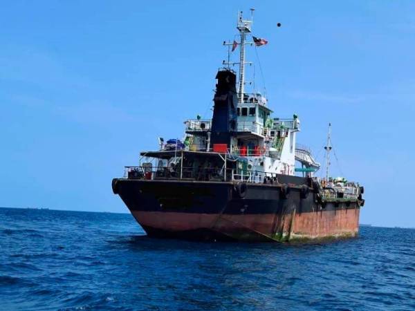 Lapan buah kapal tangki asing ditahan kerana bersauh tanpa kebenaran di perairan Johor Timur menerusi satu operasi yang dijalankan di Zon Maritim Tanjung Sedili selama seminggu. - Foto Bernama