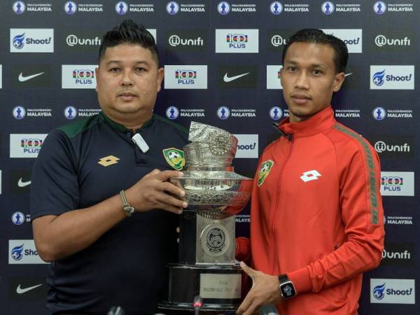 Baddrol Bakhtiar (kanan) bersama Aidil Sharin Sahak bergambar bersama Piala Sumbangsih 2021 yang menjadi rebutan antara pasukan JDT dan KDA FC pada sidang media sebelum kejuaraan itu yang dijadualkan berlangsung malam esok di Stadium Sultan Ibrahim di Iskandar Puteri. - Foto Bernama