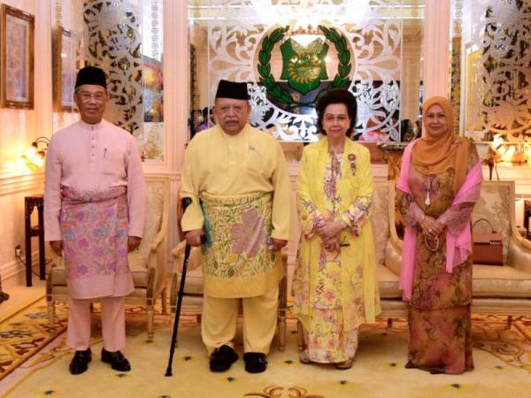 Raja Perlis, Tuanku Syed Sirajuddin Putra Jamalullail dan Raja Perempuan Perlis, Tuanku Tengku Fauziah Tengku Abdul Rashid berkenan menerima menghadap Perdana Menteri, Tan Sri Muhyiddin Yassin dan isteri, Puan Sri Noorainee Abdul Rahman di Istana Arau hari ini.  - Foto Bernama