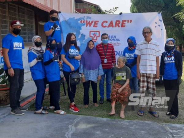 Mia Nurhamizah (empat dari kiri) bersama sebahagian penghuni rumah Red Spot Home Care Center & Nursing Home di Bukit Rasah, Seremban, Negeri Sembilan.