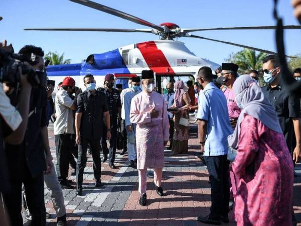 Perdana Menteri Tan Sri Muhyiddin Yassin tiba di Kompleks Dewan Undangan Negeri Perlis dengan menaiki helikopter Agustawestland AW139 milik Polis Diraja Malaysia (PDRM) ketika mengadakan lawatan kerja rasmi di sini hari ini. Foto: Bernama