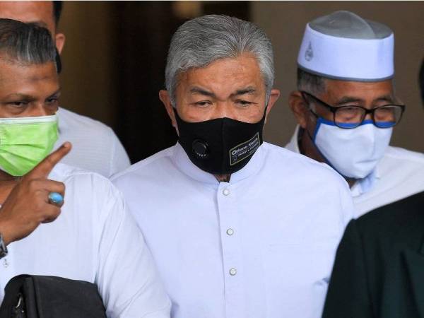 Ahmad Zahid (tengah) keluar dari Kompleks Mahkamah Kuala Lumpur selepas mahkamah berhenti rehat pada prosiding sambung bicara kesnya hari ini. - Foto Bernama