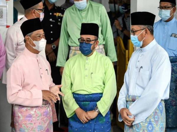 Muhyiddin (kiri) bersama Azlan Man (kanan) dan Mufti Perlis Datuk Dr Mohd Asri Zainul Abidin (tengah) selepas menunaikan solat Jumaat di Masjid Negeri pada Jumaat. Foto Bernama