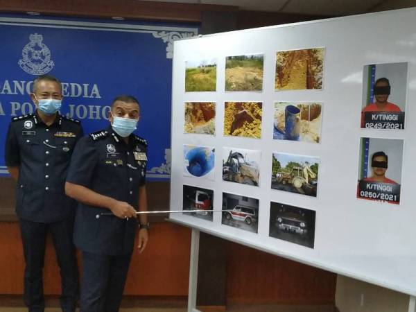 Ayob Khan (kanan) pada sidang akhbar di IPK Johor, Johor Bahru pada Jumaat.