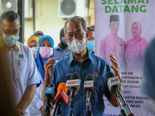 Muhyiddin pada sidang akhbar selepas melawat pusat vaksin Klinik Kesihatan Kampung Gial, Arau pada Jumaat.