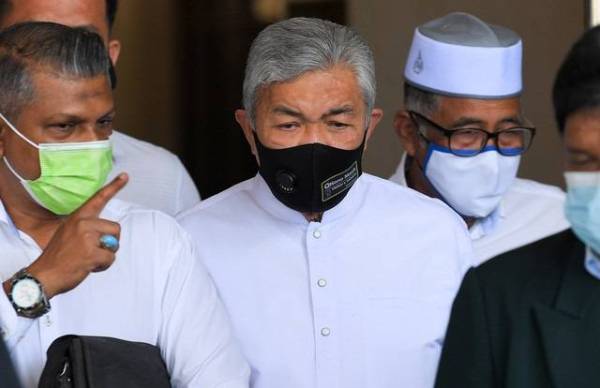 Bekas Timbalan Perdana Menteri Datuk Seri Dr Ahmad Zahid Hamidi (tengah) keluar dari Kompleks Mahkamah Kuala Lumpur selepas mahkamah berhenti rehat pada prosiding sambung bicara kesnya hari ini. Ahmad Zahid, 68, menghadapi 47 pertuduhan - 12 berhubung pecah amanah, lapan berkaitan rasuah dan 27 pertuduhan pengubahan wang haram membabitkan puluhan juta ringgit dana Yayasan Akalbudi. - Foto Bernama