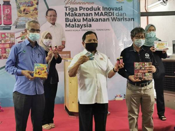 Ahmad (tengah) pada majlis pelancaran tiga produk inovasi makanan dan buku Warisan Makanan Malaysia di MARDI Kuala Terengganu pada Jumaat.