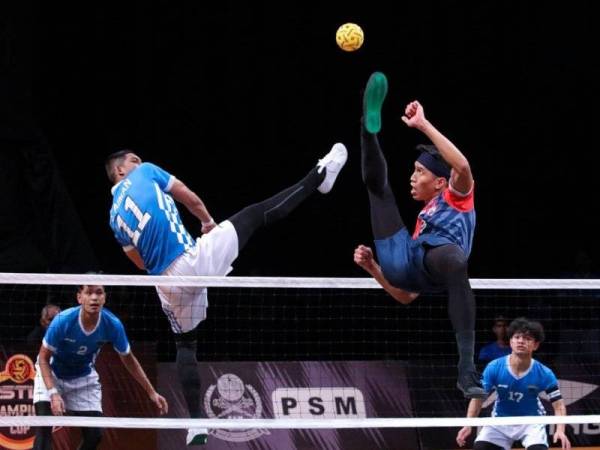 Pemain Penang Black Panthers cuba mengekang libasan daripada pemain Johor Tigris pada perlawanan malam tadi. -Foto: FB Sepak Takraw League