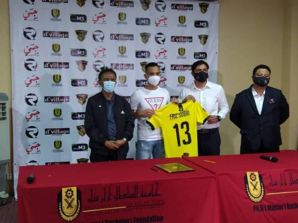 Mohd Faiz (dua dari kiri) menerima jersi yang tertera nama beliau daripada Adi Putra (dua dari kanan) sambil disaksikan Abdul Aziz (kiri) dan Shaharol sejurus menandatangani perjanjian bersama KKFC di USAS, di sini pada Jumaat.