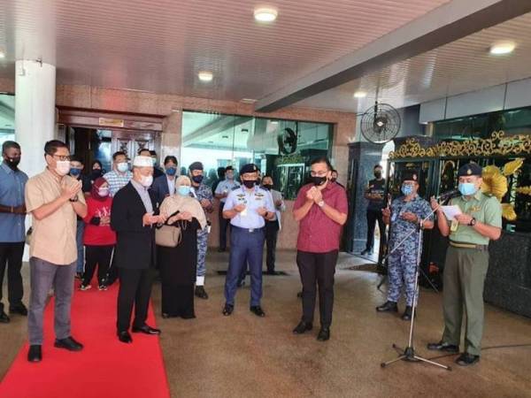 Muhyiddin bertolak ke Makkah hari ini bagi memenuhi jemputan Raja Arab Saudi, Raja Salman Abdulaziz. - Foto FB Muhyiddin Yassin