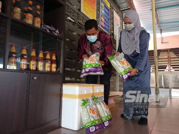 Bantuan barangan beras juga disediakan menerusi Gerobok Rezeki di SMK Kampong Pasir Puteh.