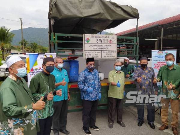 Rosli (tiga dari kiri) bersama Mohd Akmal (tengah) dan Rumaizi (tiga dari kanan) ketika program kempen pengumpulan buangan elektrik dan elektronik (e-waste) di Dewan Komuniti Kampung Ulu Chepor Tambahan, Chemor di Ipoh pada Sabtu.