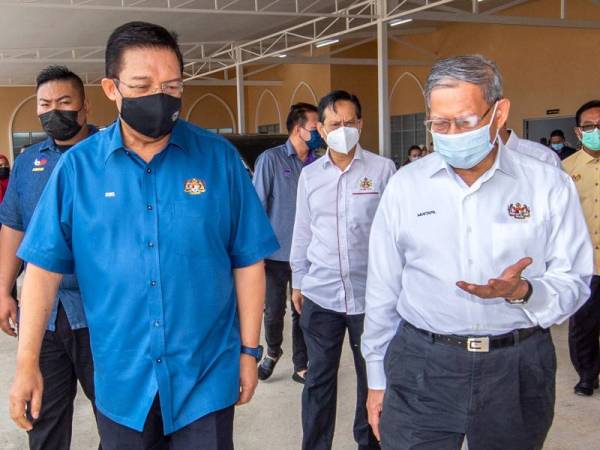 Mustapa (kanan) bersama Mohd Zuki ketika hadir melawat tapak projek Bangunan Gunasama Persekutuan Kota Bharu, Tunjong di sini hari ini. - Foto Bernama