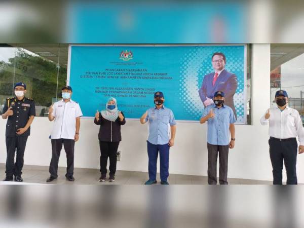 Nanta Linggi (tiga,kanan) semasa meninjau perlaksanaan peti dan buku log lawatan di Stesen Minyak Pasir Pekan, Tumpat.