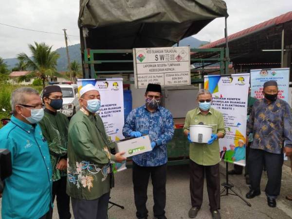 Mohd Akmal (empat dari kiri) menyempurnakan gimik perasmian Program Kempen Pengumpulan Buangan Elektrik dan Elektronik (e-Waste) di Dewan Komuniti Kampung Ulu Chepor Tambahan, Chemor di sini pada Sabtu.