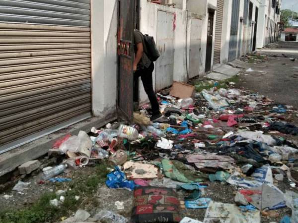 Operasi Task Force Pematuhan Penginapan Kebangsaan bertindak memeriksa di lima buah kilang yang menempatkan 400 hostel pekerja asing.