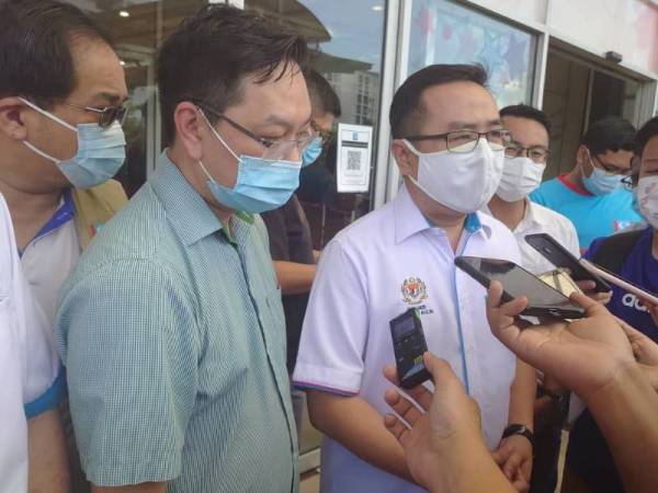 Lih Kang (tengah) ketika ditemui media di pusat beli-belah Aeon Tebrau, Johor Bahru pada Sabtu.