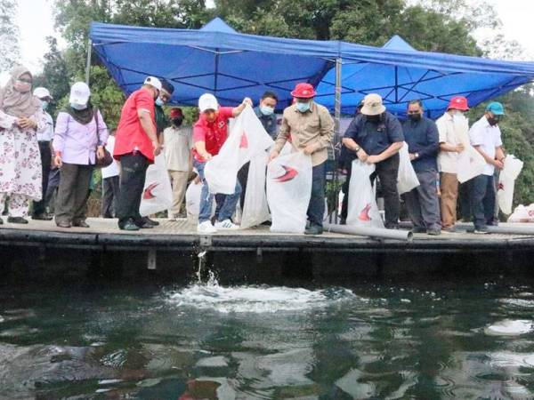 Che Abdullah (lima dari kanan) ketika menghadiri Program Pelepasan Benih Ikan di Sungai Leban, Tasik Kenyir, Hulu Terengganu pada Sabtu.