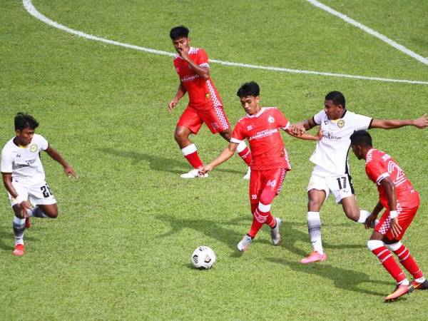 Pemain Kelantan FC cuba melepasi kawalan pertahanan Perak II FC pada aksi Liga Primier di Stadium Sultan Muhammad IV, Kota Bharu. - Foto Ihsan BJ