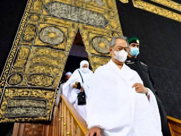 Muhyiddin dan isteri dibenarkan memasuki Kaabah semasa mengerjakan umrah pada Sabtu. - Foto Pejabat Perdana Menteri