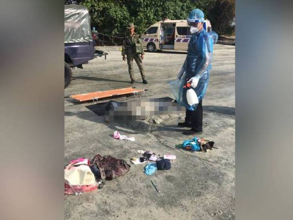 Mayat seorang wanita ditemui ketika serbuan Ops Benteng di Tanjung Balau, Kota Tinggi pada Sabtu. - Foto ATM