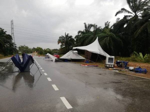 Khemah yang rosak teruk di satu lokasi sekatan jalan raya akibat ribut dan hujan lebat pada Sabtu.