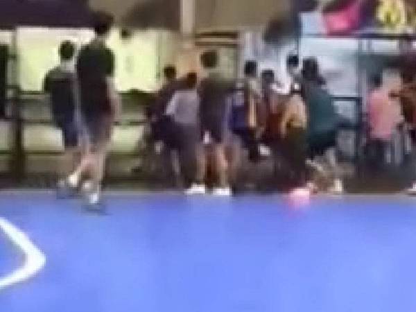 Rakaman kes gaduh di gelanggang futsal di Taman Perindustrian Subang tular di laman sosial.