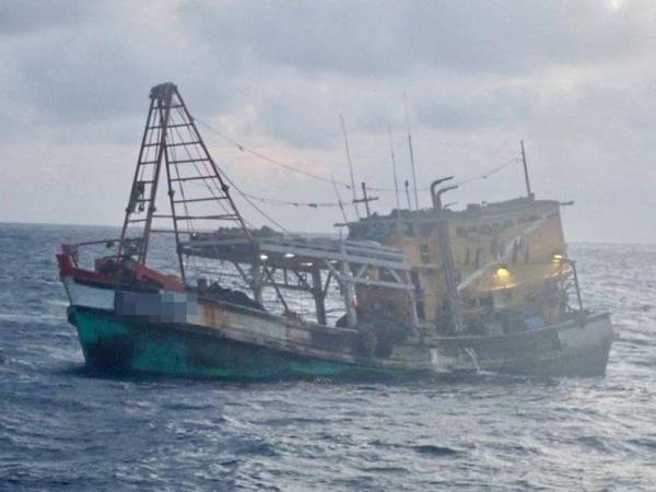 Bot nelayan Vietnam ditahan pasukan Maritim di kedudukan kira-kira 40 batu nautika di Timur Laut Rompin pada Sabtu.