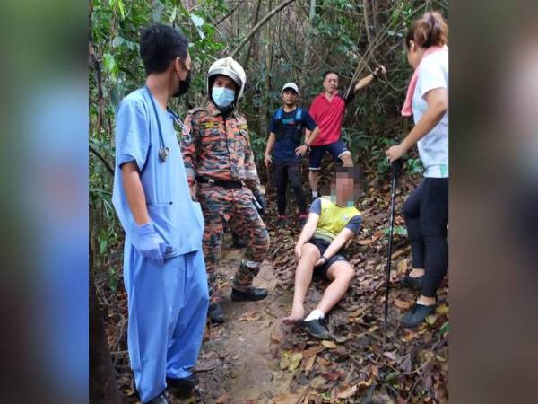 Lelaki berusia 45 tahun yang tercedera ketika mendaki Bukit Beruang di sini pada pagi Ahad.